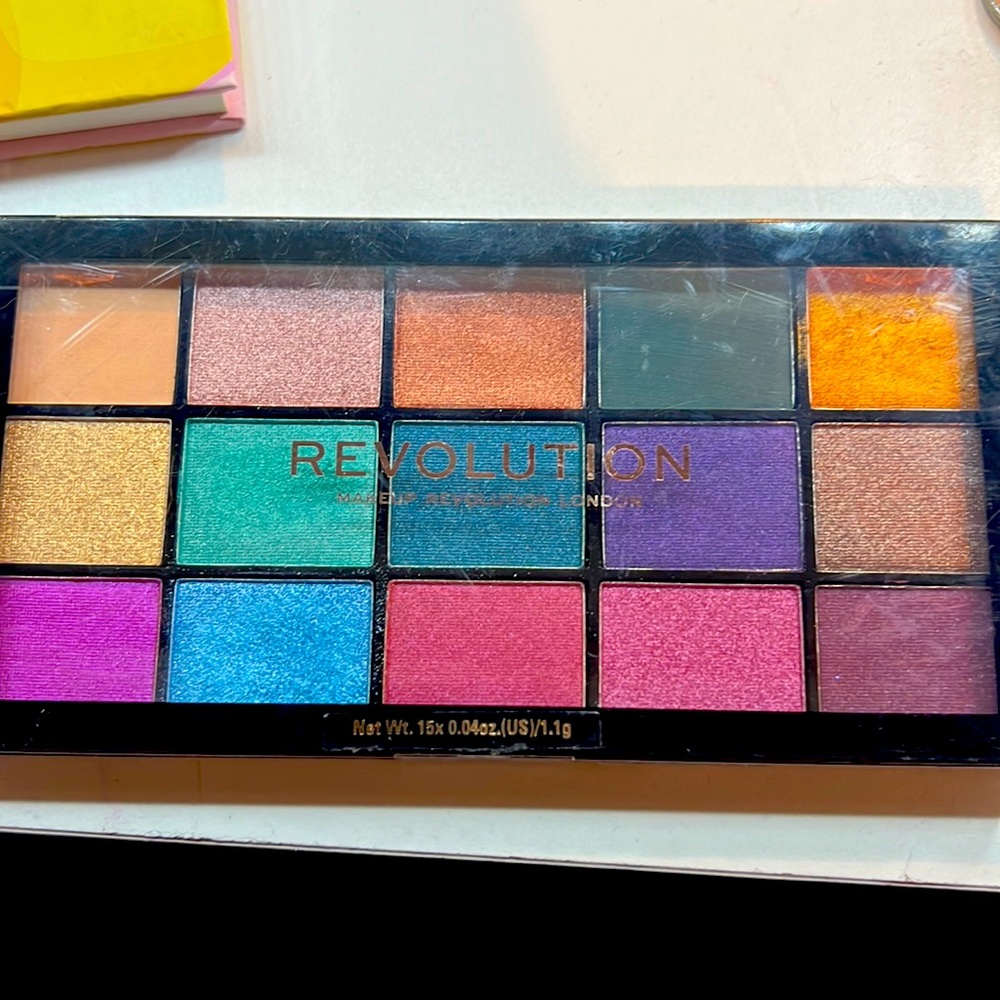 Makeup revolution pallet in shade jewelled